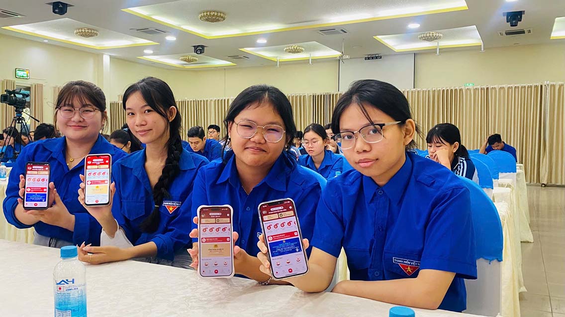 Nearly 150 bridge points join Tay Ninh youth to improve digital capacity