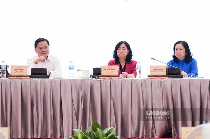 Ms. Bui Thi Minh Hoai - Member of the Politburo, Secretary of the Party Central Committee, Secretary of the Party Committee of the Fatherland Front, Central Agencies, Chairman of the Central Committee of the Vietnam Fatherland Front; Mr. Nguyen Anh Tuan - Member of the Party Central Committee, Secretary of the Party Committee, President of the Vietnam General Confederation of Labour; Ms. Thai Thu Xuong - Vice President of the Vietnam General Confederation of Labour chaired the Conference. Photo: Huu Chanh