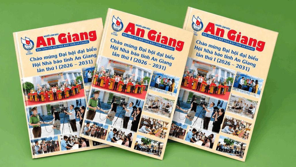 Đặc san Người làm báo chào mừng Đại hội đại biểu Hội Nhà báo tỉnh An Giang lần thứ 1. Ảnh: Hội Nhà báo tỉnh An Giang cung cấp