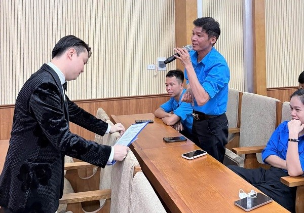 フートー省労働文化会館は、ハホアコミューン労働組合と協力して、9月2日の建国記念日を記念して法律の宣伝と普及を行っています。写真:フートー省労働組合