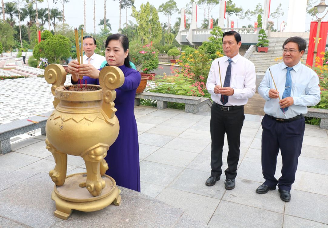 Bà Châu Thị Mỹ Phương - Phó Bí thư Tỉnh ủy, Trưởng Đoàn đại biểu Quốc hội đơn vị tỉnh thắp hương tưởng niệm các Anh hùng liệt sĩ. Ảnh: Cổng thông tin điện tử tỉnh Đồng Tháp