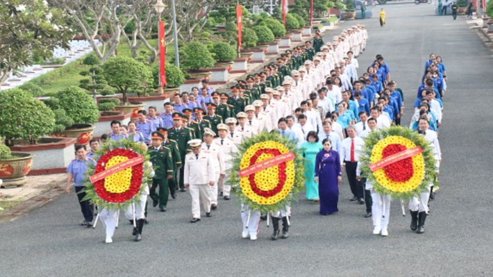 La delegación de la provincia de Đồng Tháp visitó el Cementerio de Mártires, ofreció flores e incienso a los héroes mártires con motivo del Día Nacional del 2 de septiembre. Foto: Portal de Información Electrónica de la provincia de Đồng Tháp