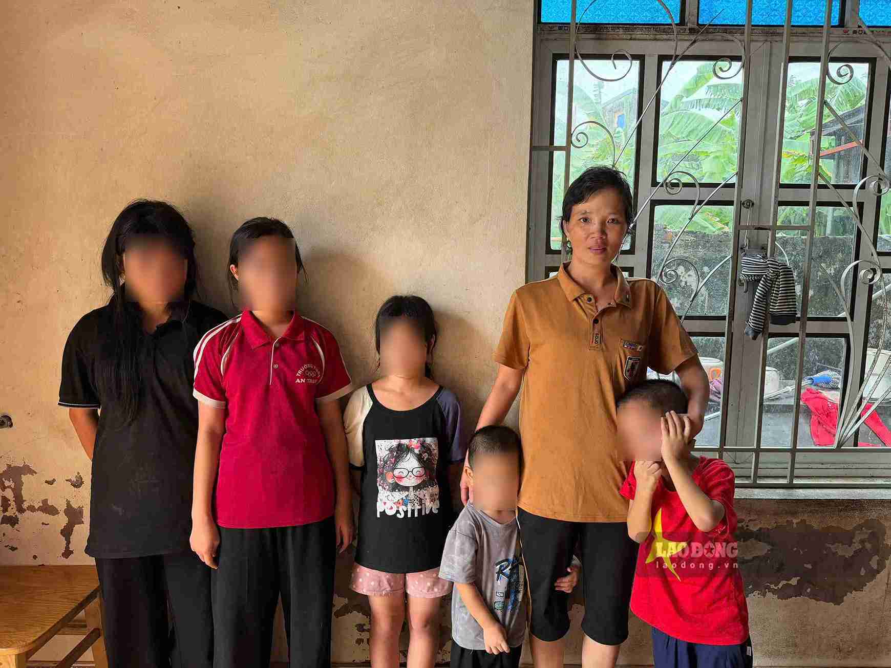 5 đứa trẻ bên mẹ, khi gia đình liên tiếp gặp biến cố vì bệnh tật, tai nạn. Ảnh: Mai Hương 