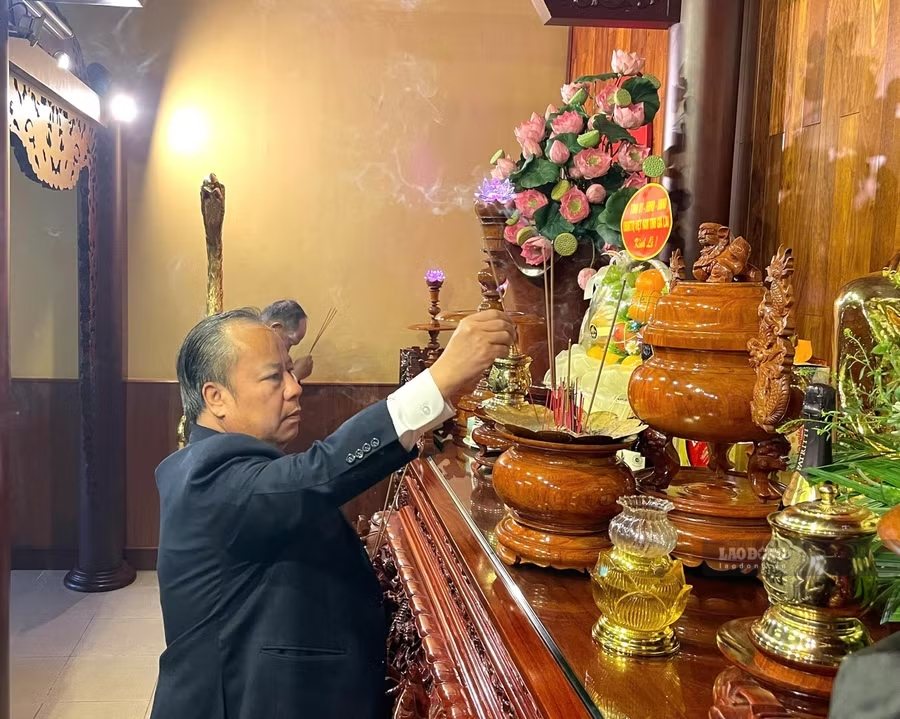 Phó Bí thư Tỉnh ủy, Trưởng đoàn Đại biểu Quốc hội tỉnh Gia Lai Châu Ngọc Tuấn dâng hương tại nơi thờ Bác trong khuôn viên Quảng trường Đại Đoàn Kết. Ảnh: Phương Dung 