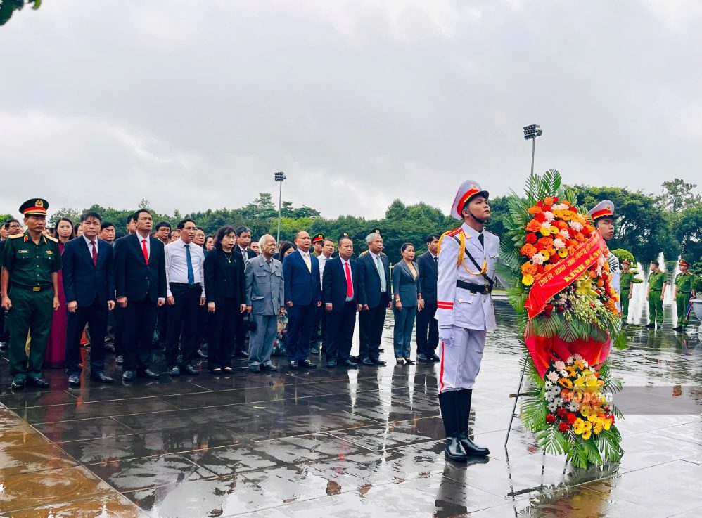 Возложение цветов и благовоний перед памятником дяде Хо с народами Центрального нагорья