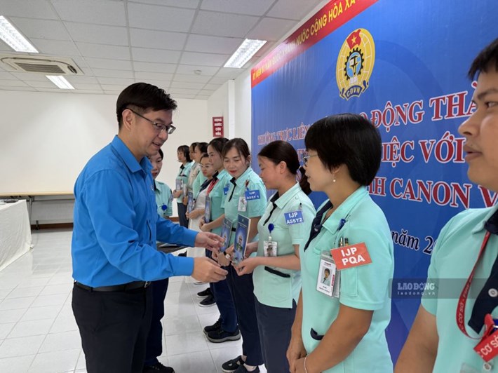 Ông Nguyễn Văn Thắng - Ủy viên Ban Thường vụ Tổng LĐLĐVN, Chủ tịch LĐLĐ Thành phố Hà Nội trao quà dịp Quốc khánh cho công nhân lao động có hoàn cảnh khó khăn Công ty TNHH Canon Việt Nam. Ảnh: Kiều Vũ
