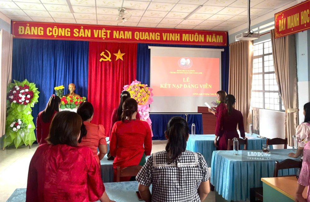 Quang cảnh buổi lễ kết nạp đảng viên tại Chi bộ trường Mầm non Vàng Anh, xã Ia Pnôn. Ảnh: Thanh Tuấn 