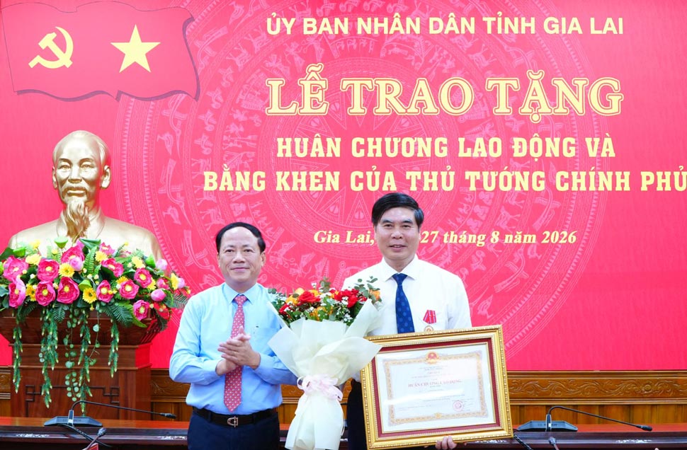 Ông Lâm Hải Giang (phải) nhận Huân chương Lao động hạng Nhì. Ảnh: Cổng thông tin Gia Lai