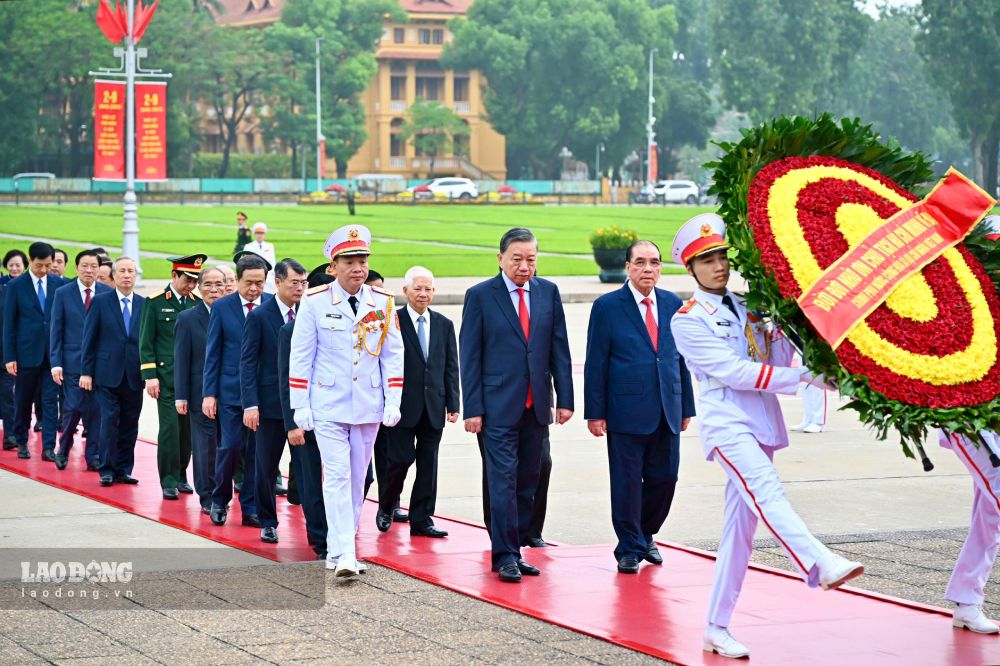 Tổng Bí thư, Chủ tịch nước Tô Lâm cùng các lãnh đạo, nguyên lãnh đạo Đảng, Nhà nước đặt vòng hoa và vào Lăng viếng Chủ tịch Hồ Chí Minh. Ảnh: Hải Nguyễn 