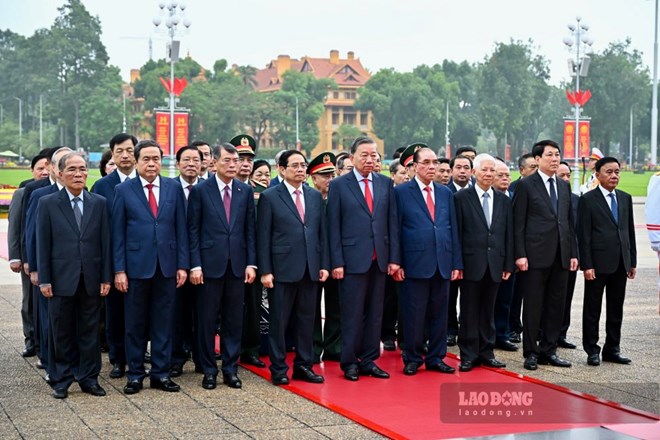 Các đồng chí lãnh đạo, nguyên lãnh đạo Đảng, Nhà nước tưởng nhớ Chủ tịch Hồ Chí Minh. Ảnh: Hải Nguyễn 