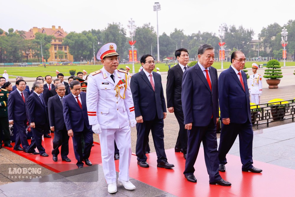 Các lãnh đạo, nguyên lãnh đạo Đảng, Nhà nước vào Lăng viếng Chủ tịch Hồ Chí Minh. Ảnh: Hải Nguyễn 