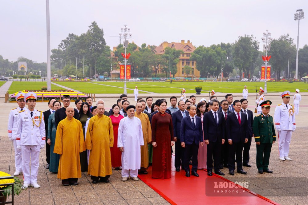 Đoàn đại biểu Ủy ban Trung ương Mặt trận Tổ quốc Việt Nam đến đặt vòng hoa và vào Lăng viếng Chủ tịch Hồ Chí Minh. Ảnh: Hải Nguyễn 