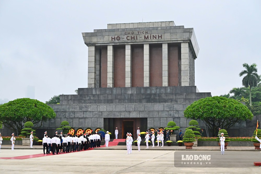 Các đoàn đại biểu vào Lăng viếng Chủ tịch Hồ Chí Minh. Ảnh: Hải Nguyễn 