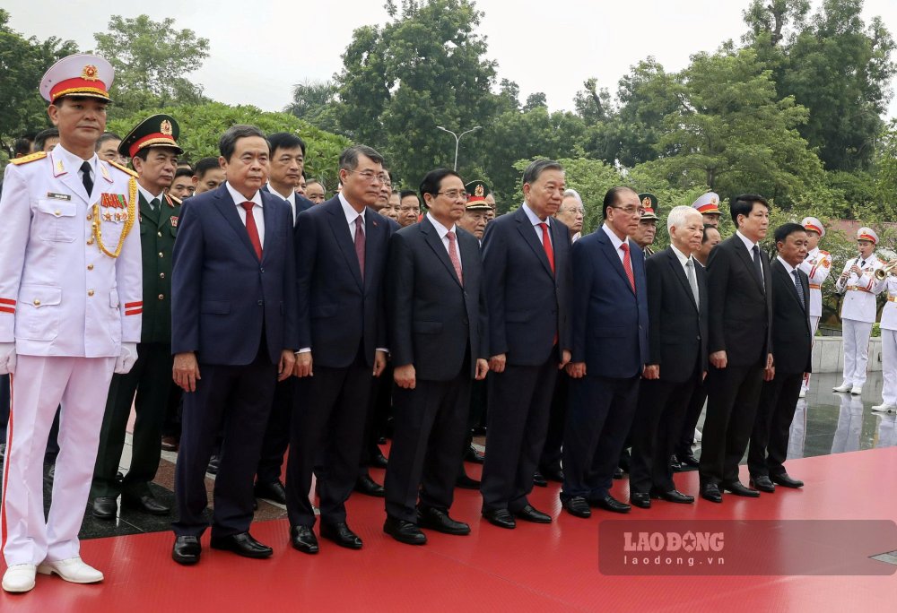 Các lãnh đạo, nguyên lãnh đạo Đảng, Nhà nước đặt vòng hoa tại Đài tưởng niệm các Anh hùng liệt sĩ trên đường Bắc Sơn (Ba Đình, Hà Nội). Ảnh: Hải Nguyễn 