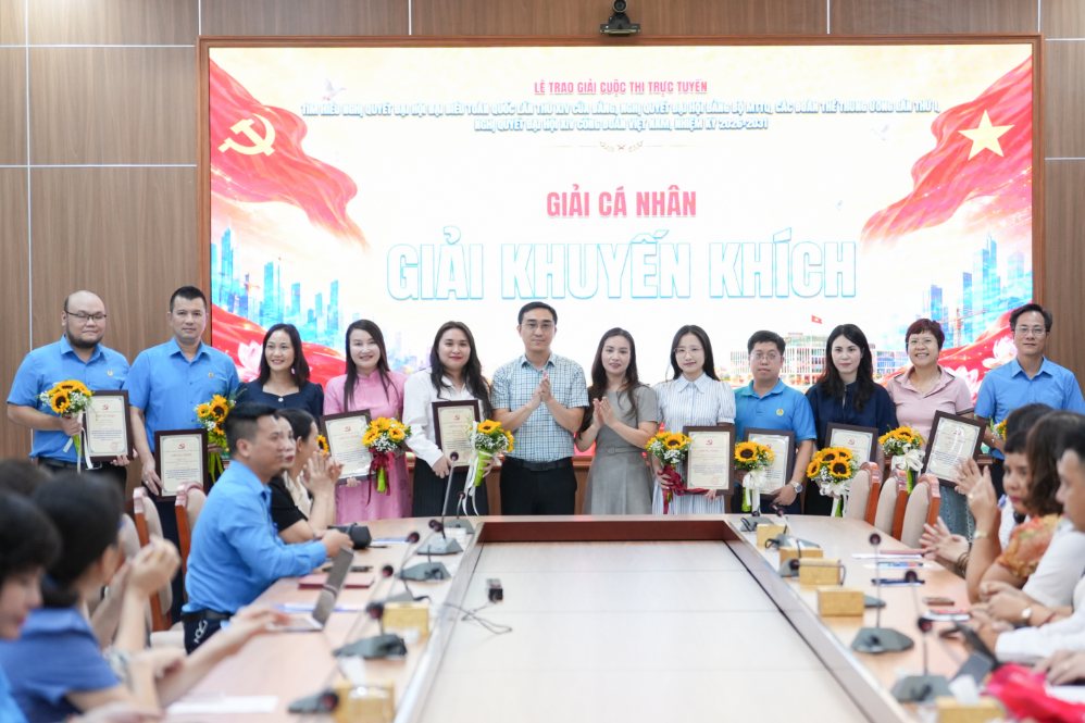 Đại diện Ban tổ chức cuộc thi trao giải Khuyến khích cho các cá nhân. Ảnh: Hữu Chánh 