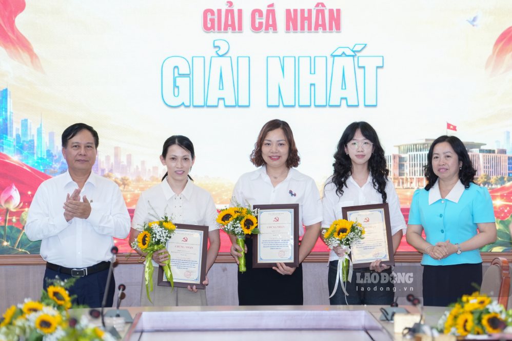 Ông Vũ Anh Đức, Phó Bí thư Thường trực Đảng ủy Tổng LĐLĐVN và bà Thái Thu Xương, Phó Chủ tịch Tổng LĐLĐVN trao giải Nhất cho các cá nhân. Ảnh: Hữu Chánh
