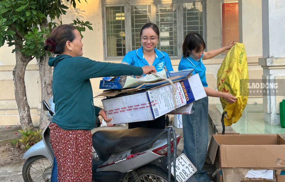 Giấy vụn, thùng carton được người dân thu gom, mang đến đóng góp cho mô hình. Ảnh: Viên Nguyễn