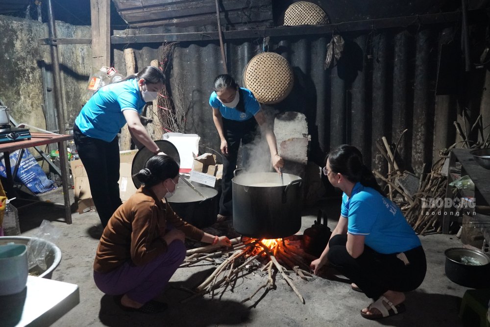 Cán bộ hội phụ nữ cùng ni sư, phật tử chùa Điền Long chuẩn bị nồi cháo từ sáng sớm. Ảnh: Viên Nguyễn