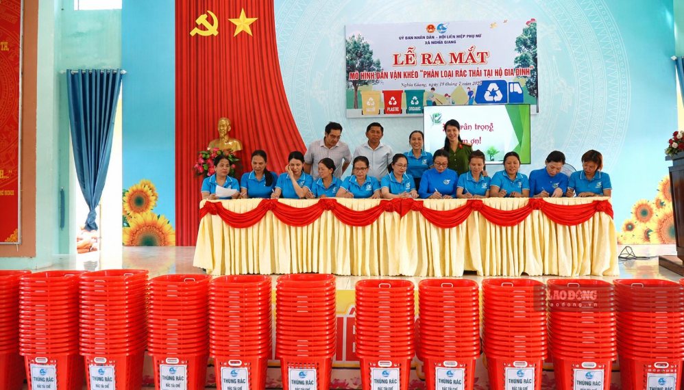 Hội viên phụ nữ xã Nghĩa Giang ký cam kết thực hiện mô hình “Phân loại rác thải tại nhà”. Ảnh: Viên Nguyễn
