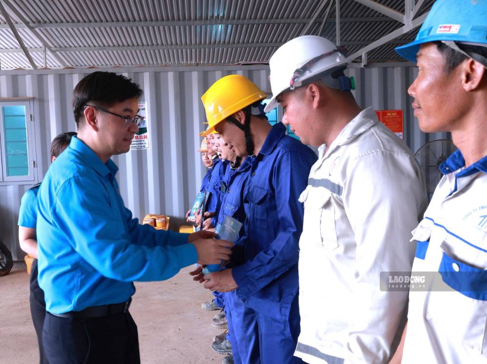 Chủ tịch LĐLĐ Thành phố Hà Nội Nguyễn Văn Thắng trao quà động viên công nhân lao động. Ảnh: Kiều Vũ
