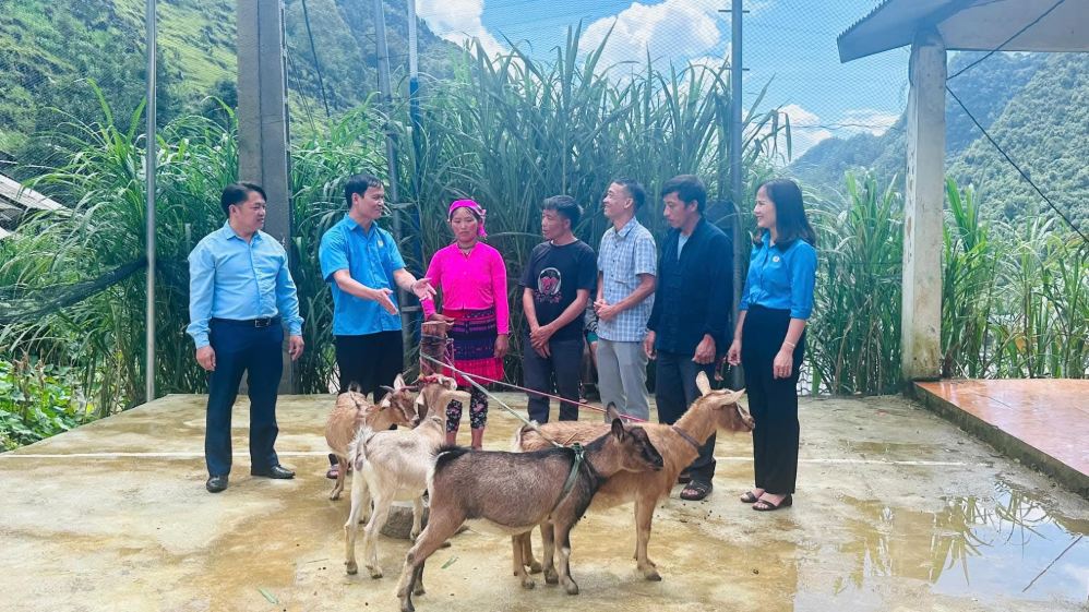 Liên đoàn Lao động tỉnh Tuyên Quang trao sinh kế hỗ trợ người dân