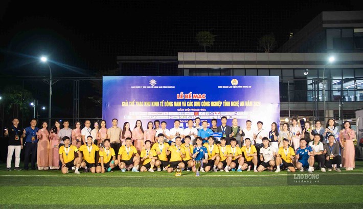 El Comité Organizador entrega el Primer Premio de Fútbol Masculino al Sindicato de Fuwing Interconnect Technology Co., Ltd. (Nghe An). Foto: Duy Chuong