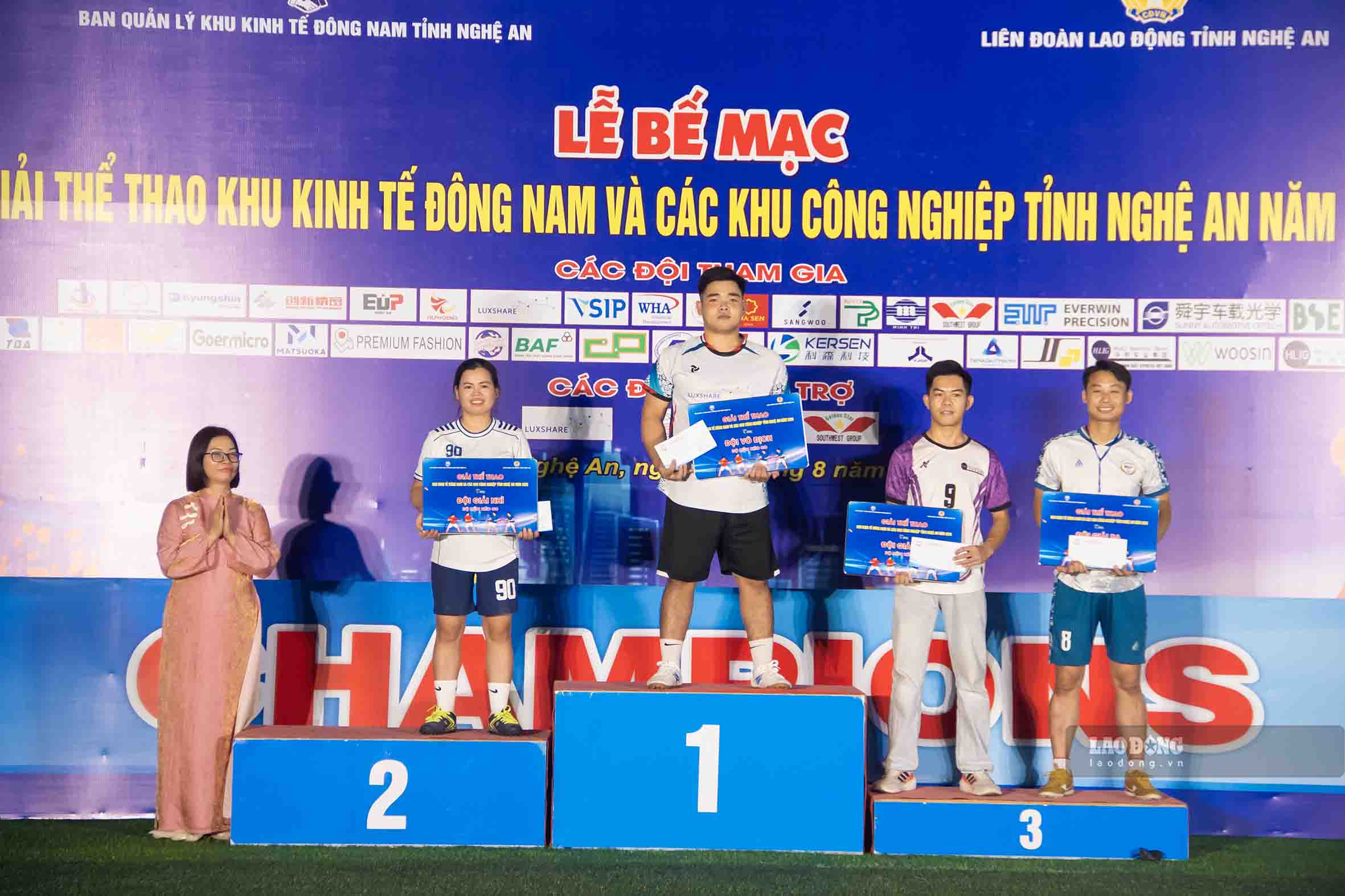 Ban Tổ chức trao giải cho các đội đạt giải môn kéo co. Ảnh: Duy Chương