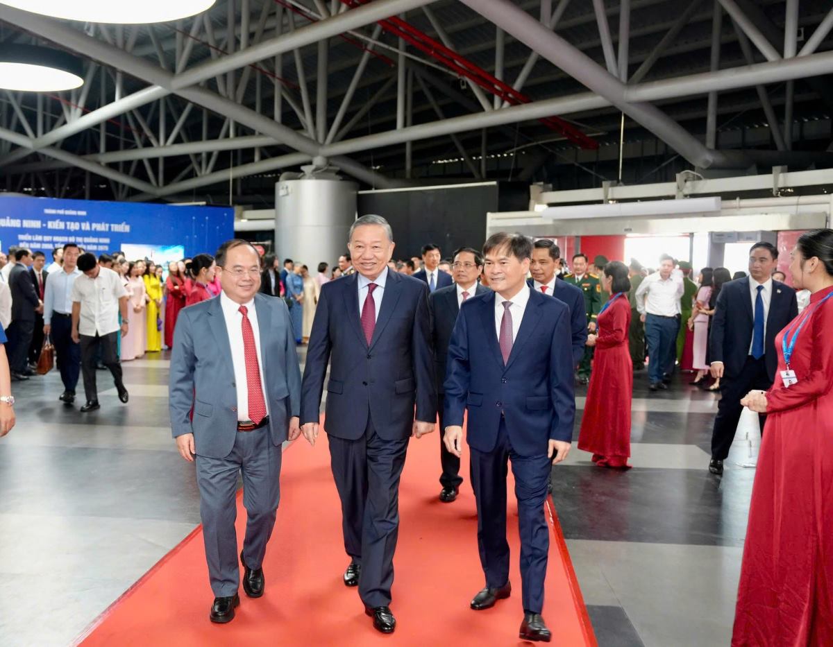 Tổng Bí thư, Chủ tịch nước Tô Lâm tham quan Triển lãm Quy hoạch đô thị đến năm 2050, tầm nhìn đến năm 2075, giới thiệu tổng thể định hướng phát triển của Quảng Ninh từ hiện tại đến tương lai. Ảnh: Sở VHTTDL Quảng Ninh cung cấp