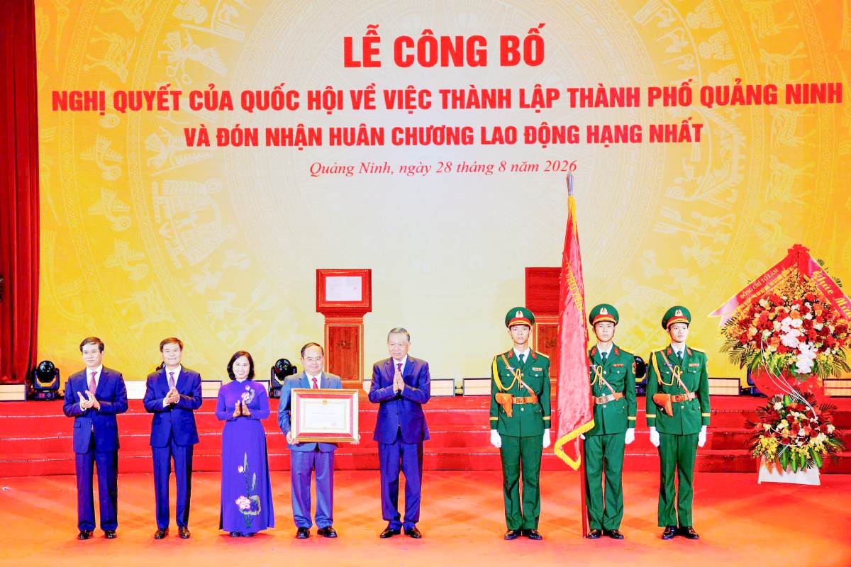 Tổng Bí thư, Chủ tịch nước Tô Lâm trao tặng Huân chương Lao động hạng Nhất cho Đảng bộ, Chính quyền và nhân dân thành phố Quảng Ninh. Ảnh: Sở VHTTDL Quảng Ninh cung cấp 