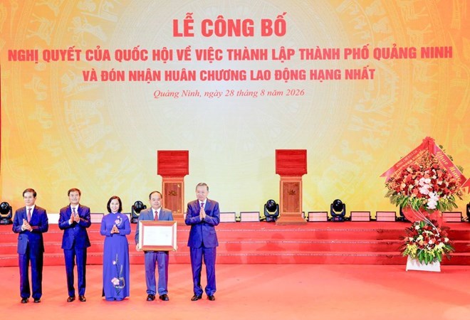 El Secretario General y Presidente To Lam entrega la Resolución de la Asamblea Nacional sobre el establecimiento de la ciudad de Quang Ninh. Foto: Departamento de Cultura, Deportes y Turismo de Quang Ninh proporcionada