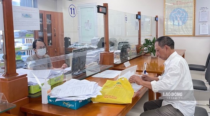 Cán bộ BHXH TP Hà Nội tư vấn cho người dân về chế độ lương hưu. Ảnh: Linh Nguyên