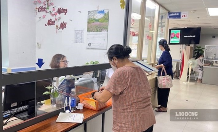 Người dân Hà Nội làm thủ tục thanh toán chi phí khám chữa bệnh BHYT. Ảnh: Hà Anh