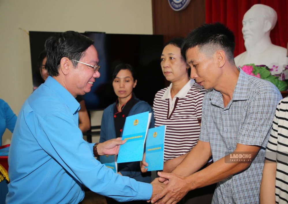 Ông Nguyễn Thế Lập, Chủ tịch LĐLĐ tỉnh Quảng Trị trao quà cho đoàn viên, người lao động. Ảnh: Thanh Trung