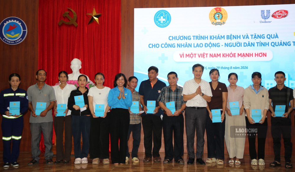 500 đoàn viên, người lao động được khám sức khỏe, nhận hỗ trợ tại Quảng Trị. Ảnh: Thanh Trung
