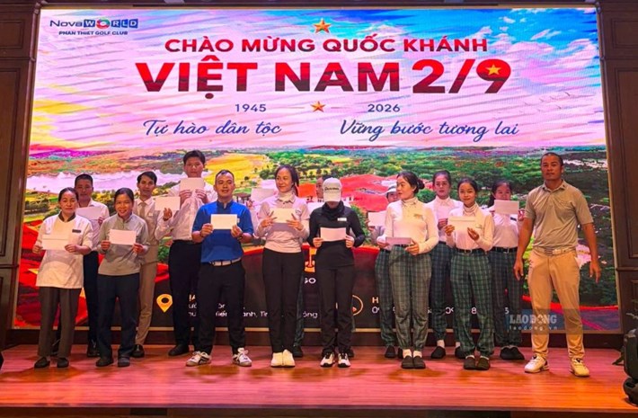 Đoàn viên, người lao động tại Công đoàn cơ sở Chi nhánh Bình Thuận - Công ty TNHH Nova Golf Club được tặng quà Tết Độc lập. Ảnh: Phạm Duy

