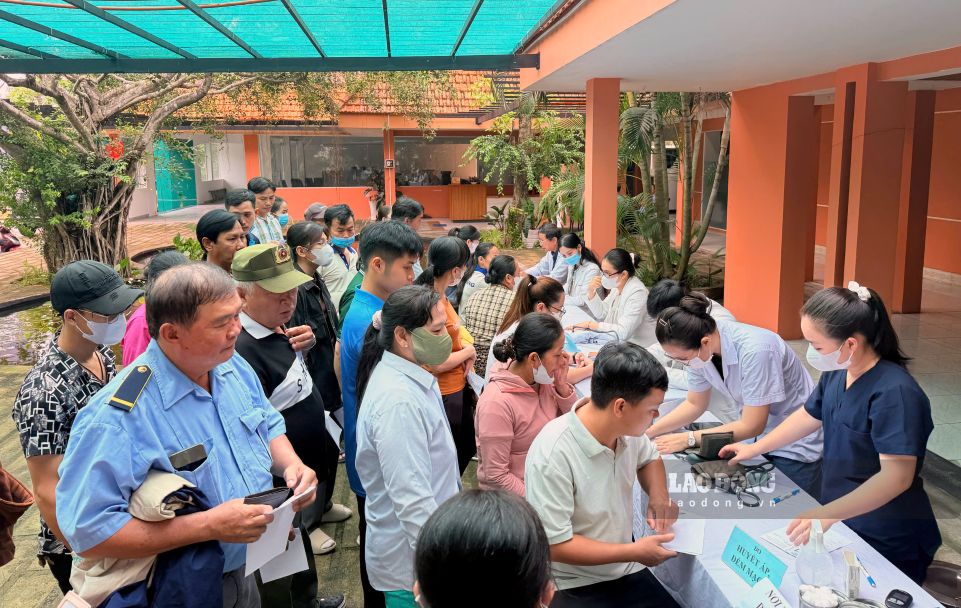 Công đoàn các Khu công nghiệp, Khu kinh tế Đồng Tháp phối hợp tổ chức chăm sóc sức khỏe miễn phí cho hơn 400 đoàn viên, công nhân, người lao động tại Khu Công nghiệp Sa Đéc. Ảnh: Thanh Mai