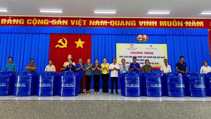 居民接收500升的储水罐,有助于主动储存淡水,应对缺水和盐碱化。 图片:永隆省越南祖国阵线