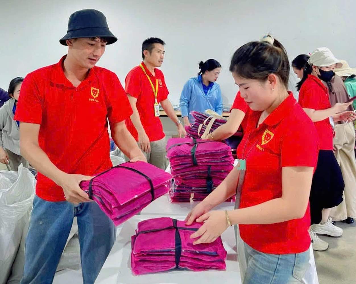Viet Fast社の労働組合がレインコートを贈呈、組合員に実質的な配慮