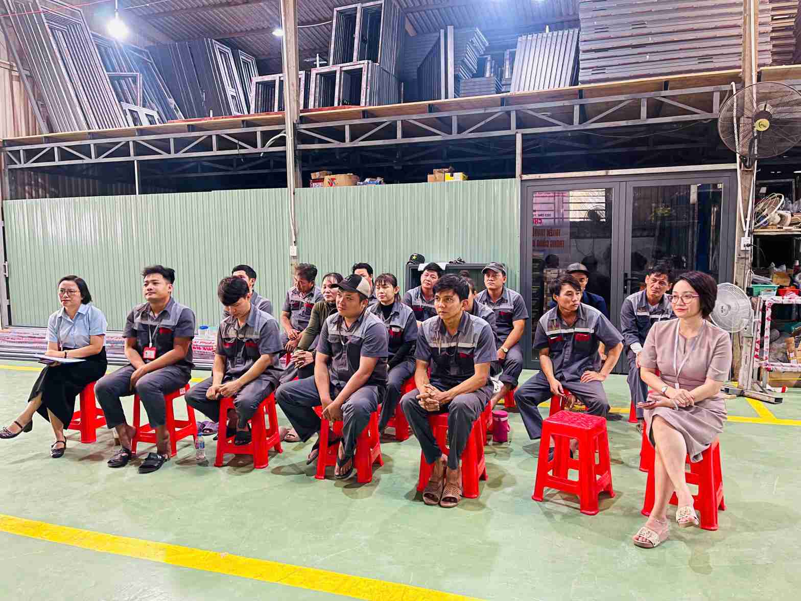 Llevar conocimientos sobre prevención y control de drogas a los trabajadores en Thuận An