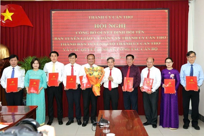 Ông Đồng Văn Thanh - Phó Bí thư Thường trực Thành ủy Cần Thơ - trao Quyết định. Ảnh: Trung Phạm