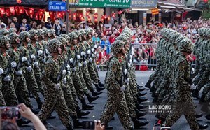 Sĩ quan nghỉ hưu trước hạn tuổi sẽ được tăng trợ cấp, đồng thời không bị trừ tỉ lệ lương hưu. Trong ảnh là khối Bộ đội Đặc công tham gia diễu binh diễu hành A80 tại Hà Nội. Ảnh: Minh Dân