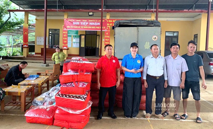 Hơn 43 triệu đồng nhu yếu phẩm được trao đến người dân vùng lũ Lao Chải. Ảnh: Vương Anh
