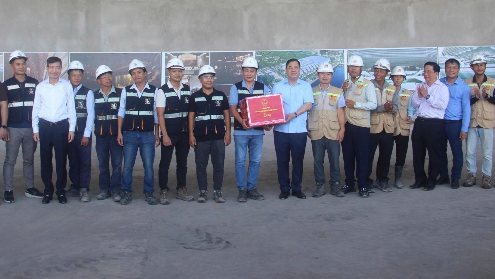 Phó Thủ tướng Thường trực Chính phủ Phạm Gia Túc tặng quà động viên cán bộ, công nhân thi công các công trình phục vụ APEC. Ảnh: Tiến Dũng/ Công an An Giang 