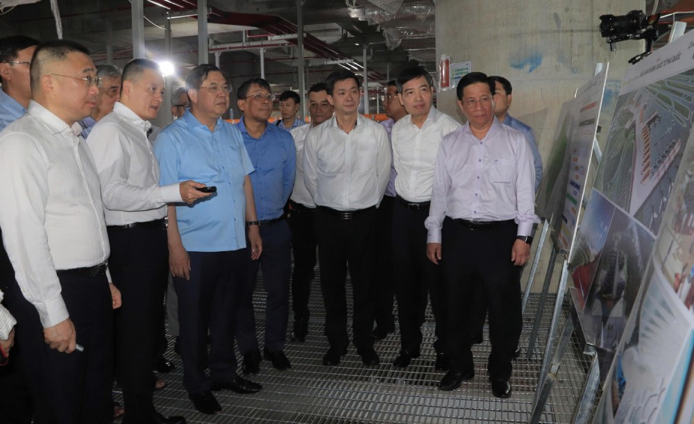 Phó Thủ tướng Thường trực Chính phủ Phạm Gia Túc cùng lãnh đạo Tỉnh ủy, UBND tỉnh An Giang kiểm tra tiến độ một số công trình, dự án trọng điểm phục vụ APEC tại Phú Quốc. Ảnh: Tiến Dũng/ Công an tỉnh An Giang 