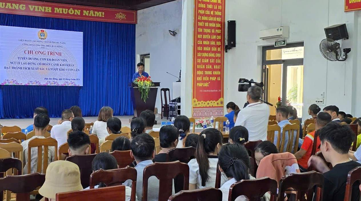 Công đoàn phường Điện Bàn Đông, Đà Nẵng trao 68 suất quà tiếp sức học sinh khó khăn