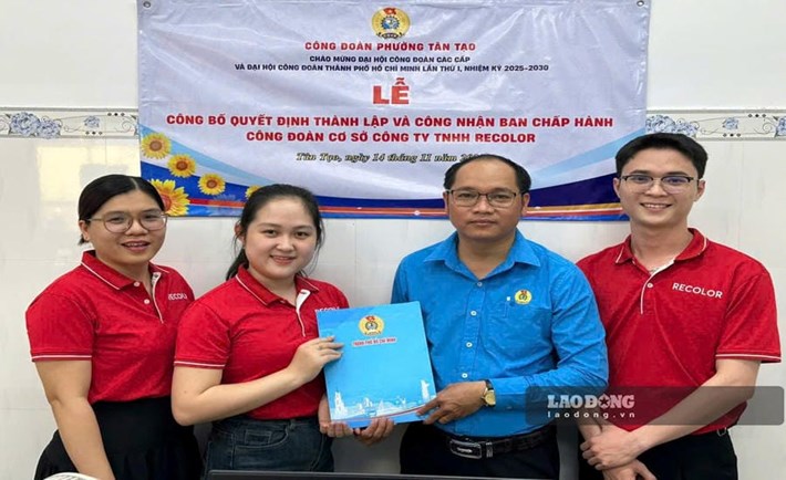 Ông Nguyễn Thanh Tuấn - Chủ tịch Công đoàn Phường Tân Tạo (thứ hai, từ phải qua) - trao quyết định của LĐLĐ TPHCM về việc thành lập CĐCS trên địa bàn phường. Ảnh: Đức Long