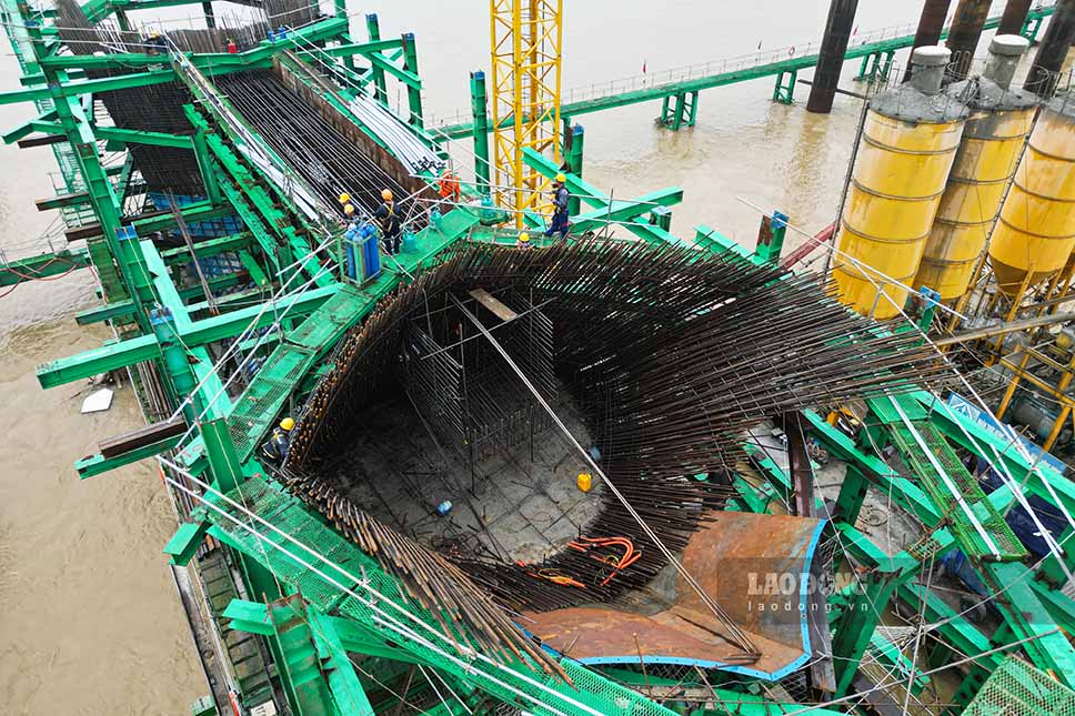 Dự án gồm 5 dự án thành phần, bao gồm 3 dự án giải phóng mặt bằng và 2 dự án xây lắp. Theo thiết kế, dự án có cầu chính dài 870m gồm 6 nhịp vòm thép mang biểu tượng vô cực, cầu dẫn hai đầu dài khoảng 1,15km cùng hệ thống 3 nút giao lớn kết nối đồng bộ với mạng lưới giao thông hiện hữu. 