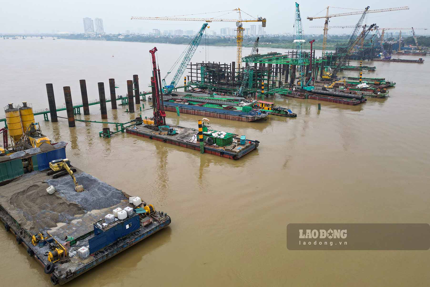 Trong khi đó, trao đổi với Lao Động, đại diện Tập đoàn Sun Group (nhà đầu tư xây dựng cầu Trần Hưng Đạo theo hình thức đối tác công tư - PPP) cho biết, đến nay dự án cơ bản bám sát kế hoạch đã đề ra. Đối với cầu chính, nhà thầu đã hoàn thành 100% cọc khoan nhồi với 128/128 cọc, đồng thời hoàn thành 6/7 bệ trụ. Đây là những hạng mục nền móng quan trọng, tạo điều kiện để đẩy nhanh thi công phần thân trụ và kết cấu phía trên. 