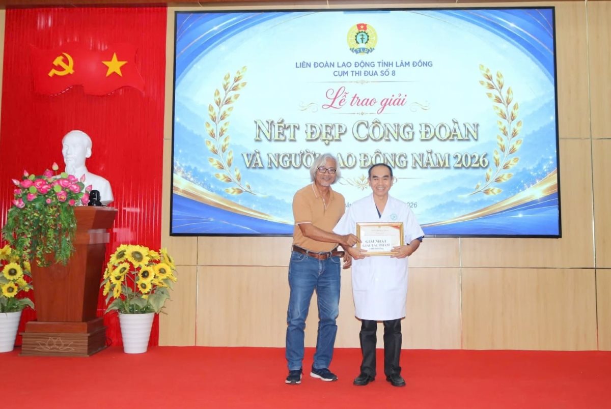 Trao giải nhất cho đại diện Công đoàn cơ sở Bệnh viện Đa khoa Bình Thuận. Ảnh: LĐLĐ tỉnh Lâm Đồng