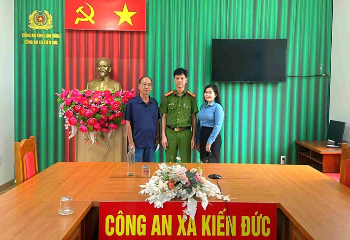 Công an xã Kiến Đức hoàn tất thủ tục giúp ông Lê Ngọc Mẫn nhận lại 490 triệu đồng chuyển nhầm vào tài khoản bà Vũ Thị Sinh. Ảnh: Công an xã Kiến Đức